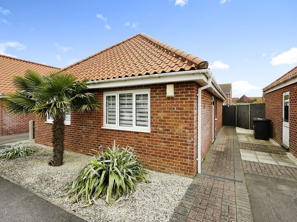 3 bed detached bungalow for sale in Lumsden Close, Bradwell, Great