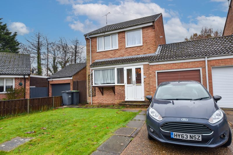 3 bed detached house to rent in Holly Drive, Waterlooville PO7, £1,395