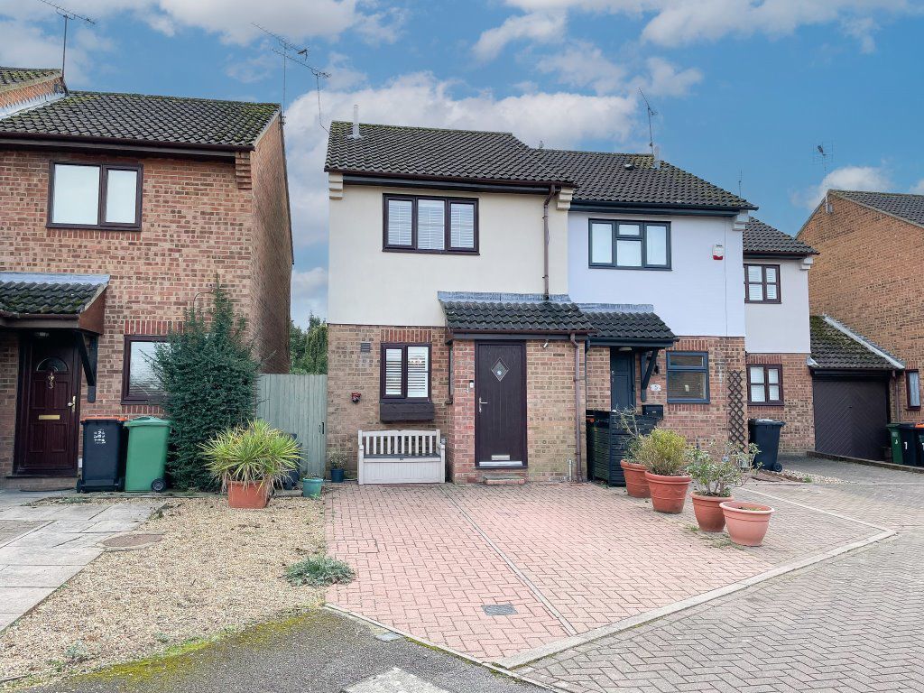 2 bed property to rent in Millstream Way, Leighton Buzzard LU7, £1,300