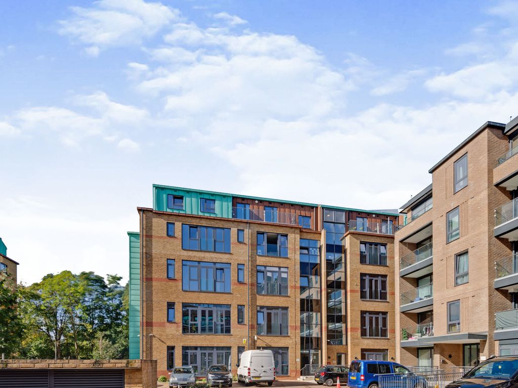 4 Brindley Place, Uxbridge UB8  