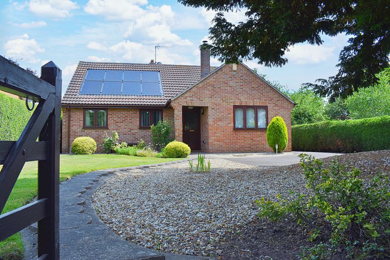 3 bed detached bungalow for sale in Main Street, North Muskham, Newark