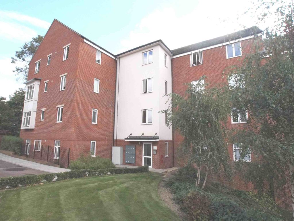 2 bed flat to rent in Chalfont Road, London SE25, £1,450 pcm Zoopla