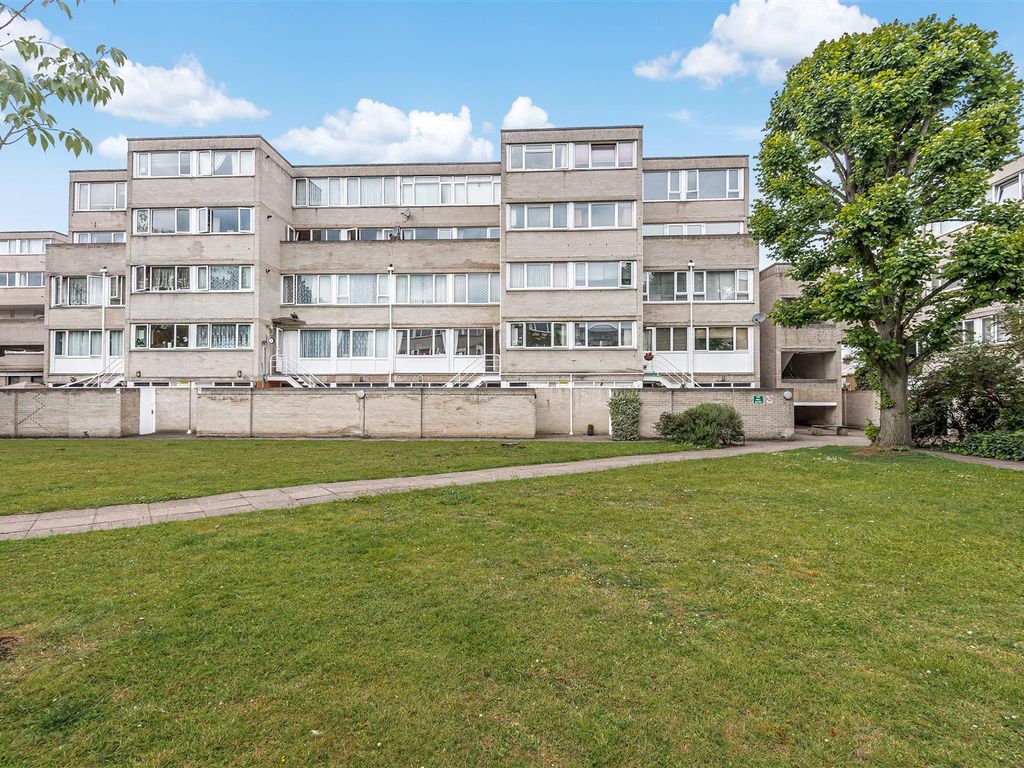 2 bed flat to rent in Athlone Square, Windsor SL4 Zoopla