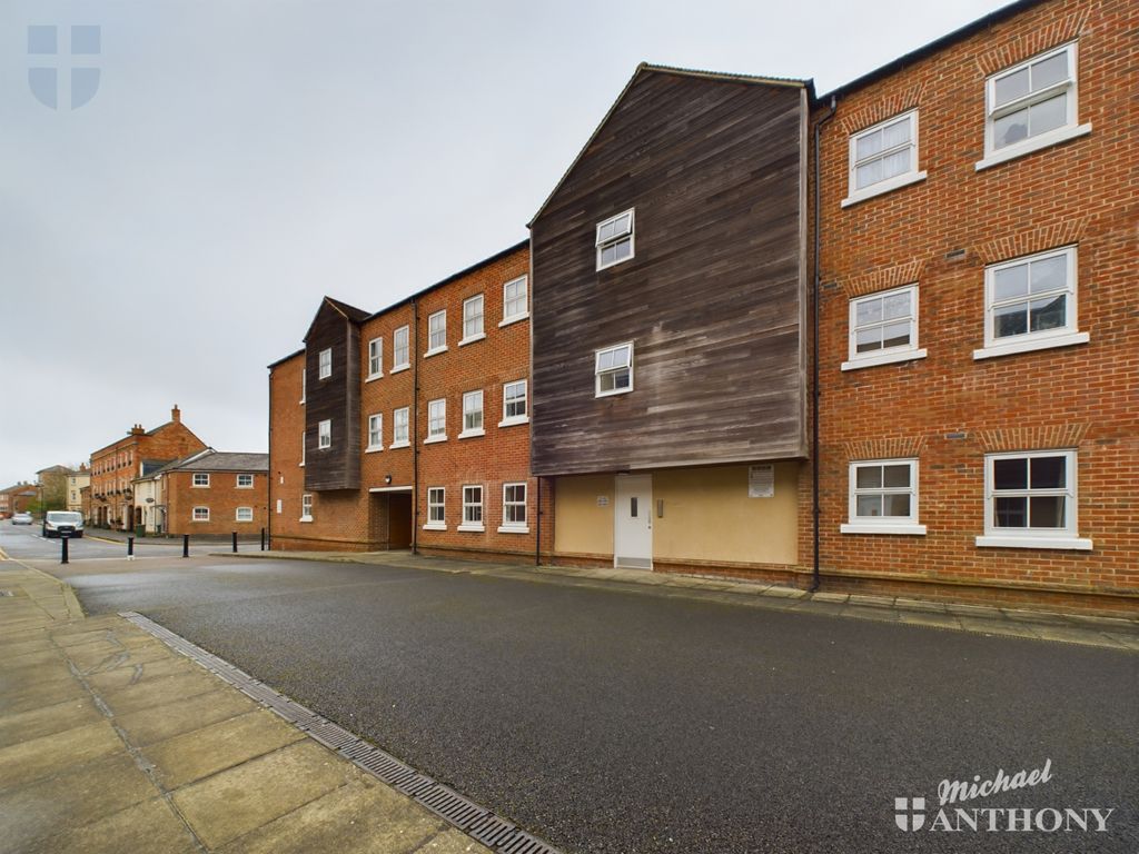 2 bed flat to rent in Pine Street, Aylesbury HP19, £1,300 pcm Zoopla