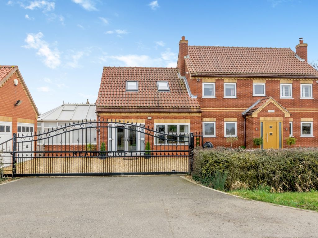 4 bed equestrian property for sale in London Lane, Moss, Doncaster DN6