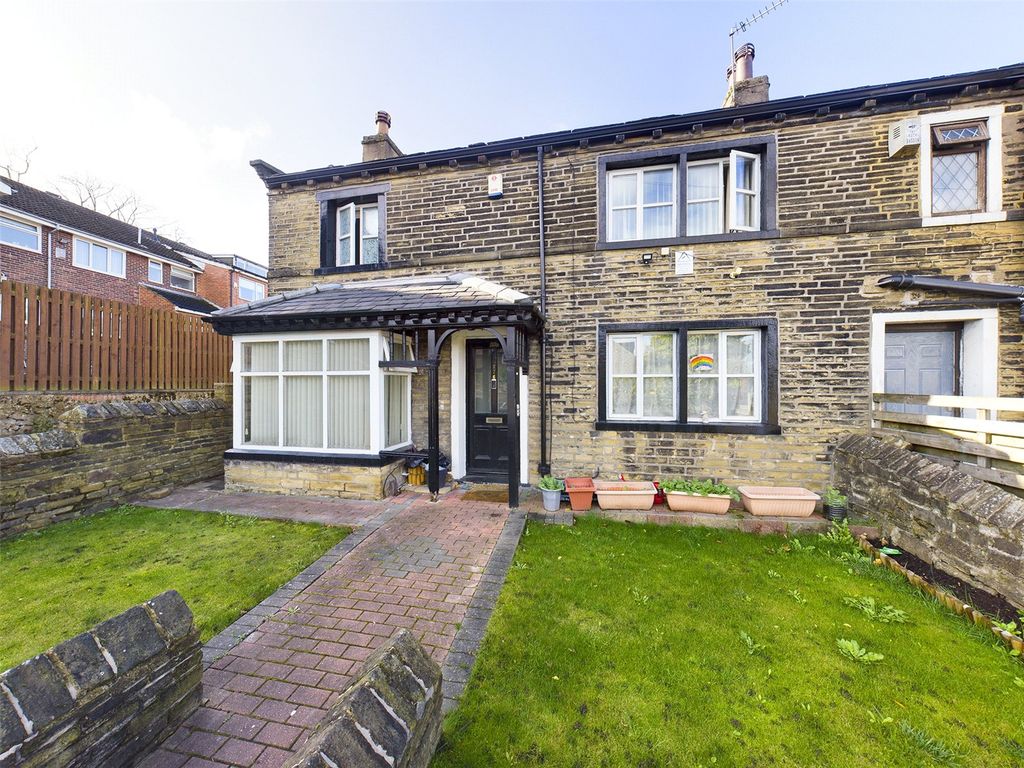 3 bed end terrace house for sale in Cemetery Road, Bradford, West