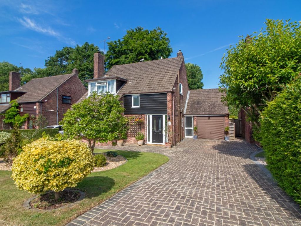 3 bed detached house for sale in Roundway, Waterlooville PO7, £490,000