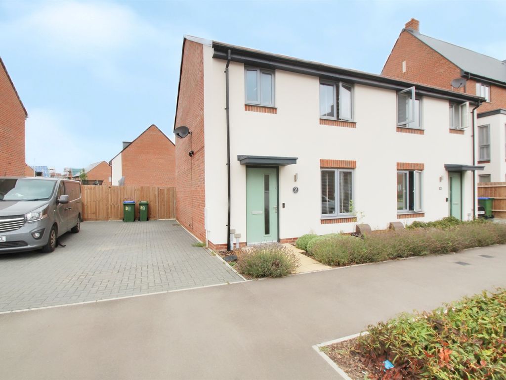 3 bed semidetached house for sale in Kempster Way, Weston Turville