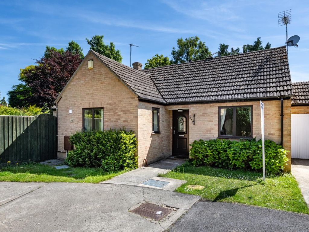 3 bed semidetached bungalow for sale in The Phelps, Kidlington