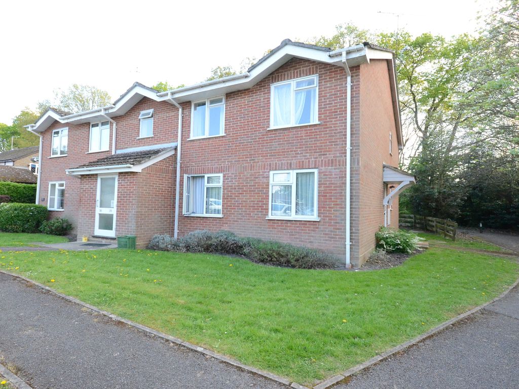 2 bed flat to rent in Birch Grove, Hook RG27 Zoopla
