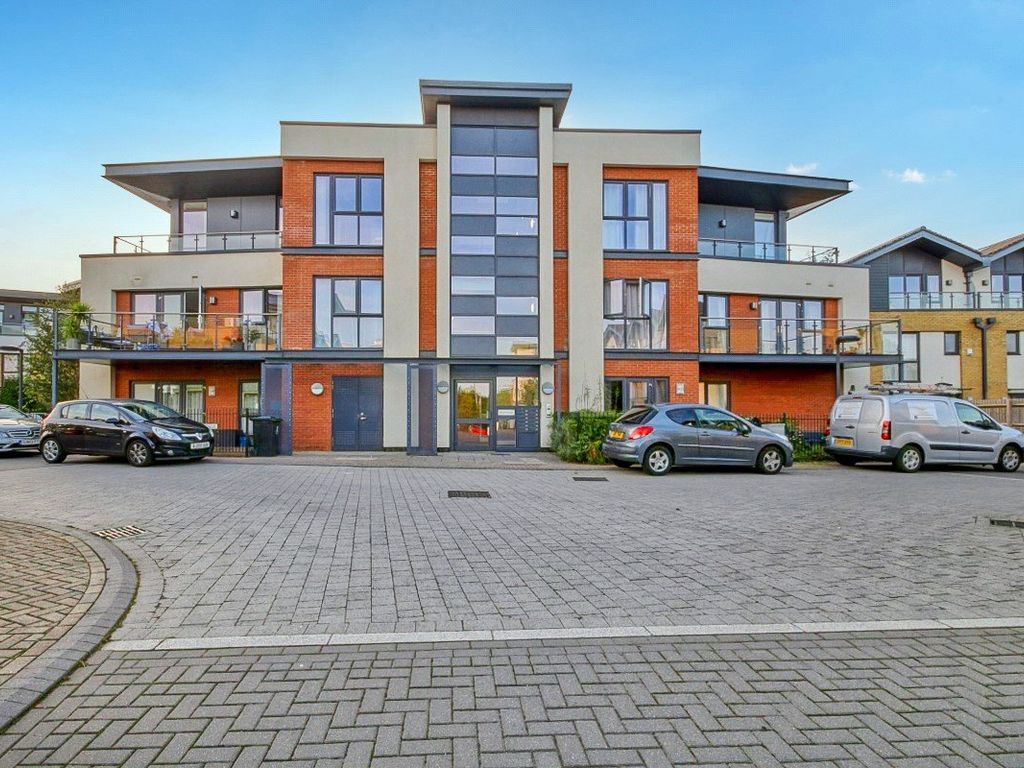 2 bed flat for sale in Sycamore Avenue, Woking GU22, £425,000 Zoopla