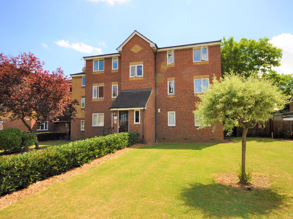 1 bed flat to rent in Plumtree Close, Dagenham RM10 Zoopla