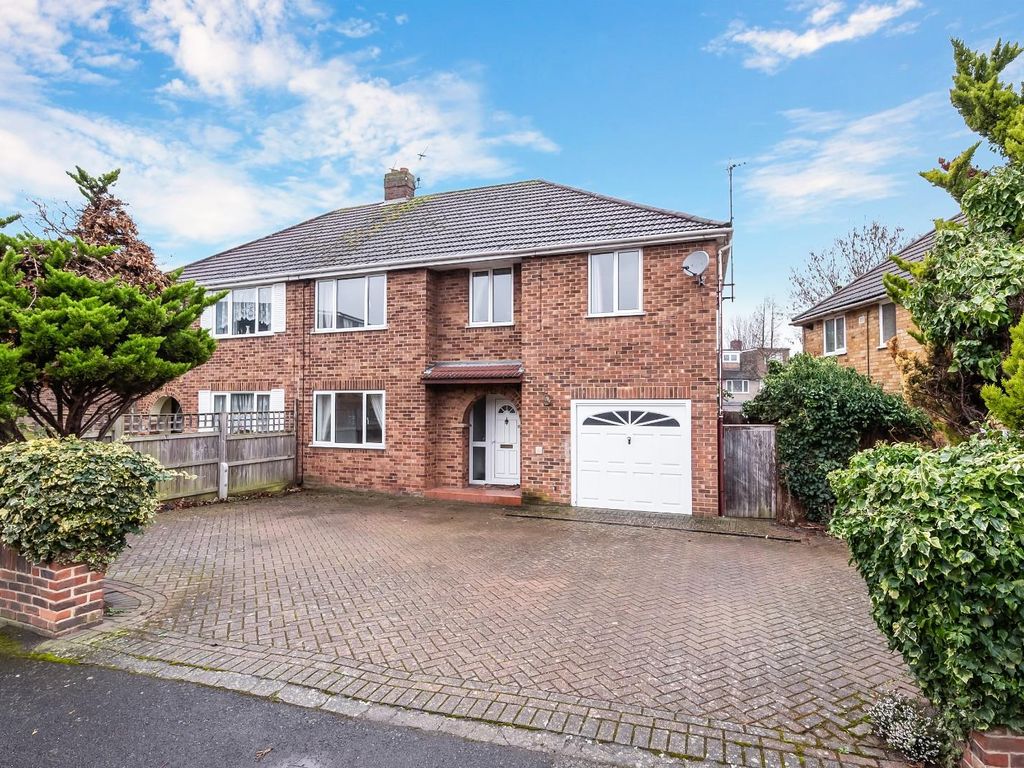 5 bed semidetached house for sale in Wolsey Close, Worcester Park KT4