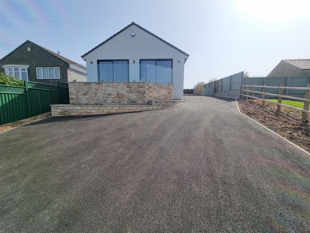 2 bed detached bungalow to rent in Chesterton Drive, Honley, Holmfirth