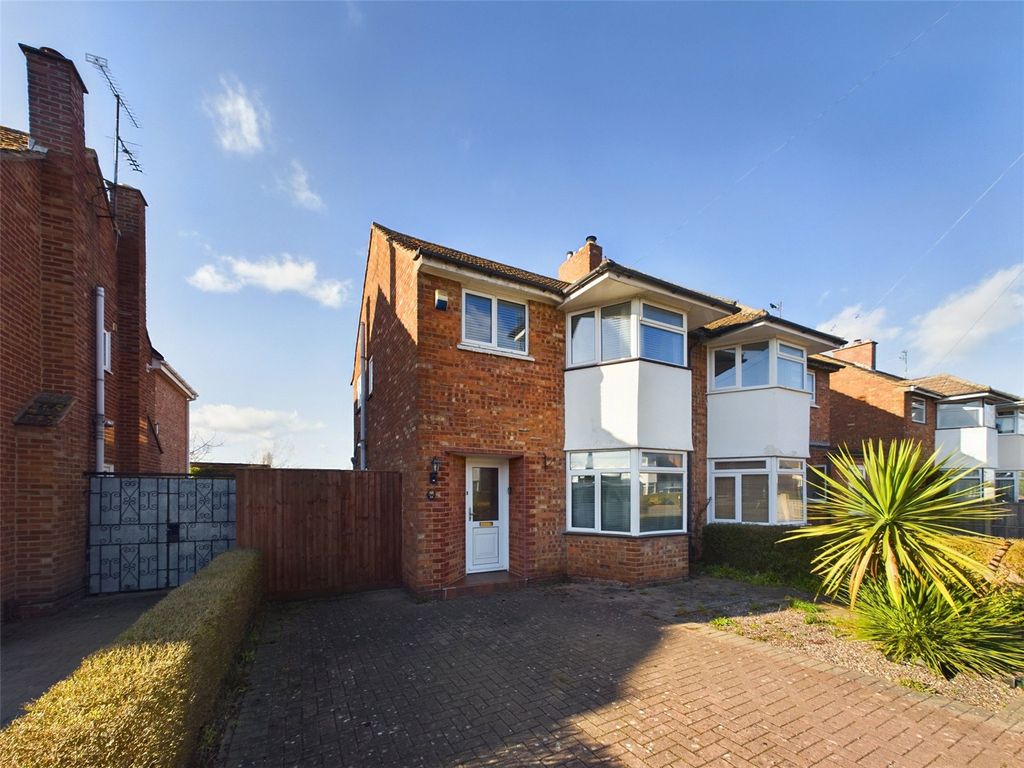 3 bed semidetached house for sale in Oxstalls Way, Longlevens