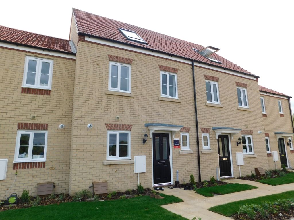3 bed town house to rent in Perth Close, Bourne PE10, £995 pcm Zoopla