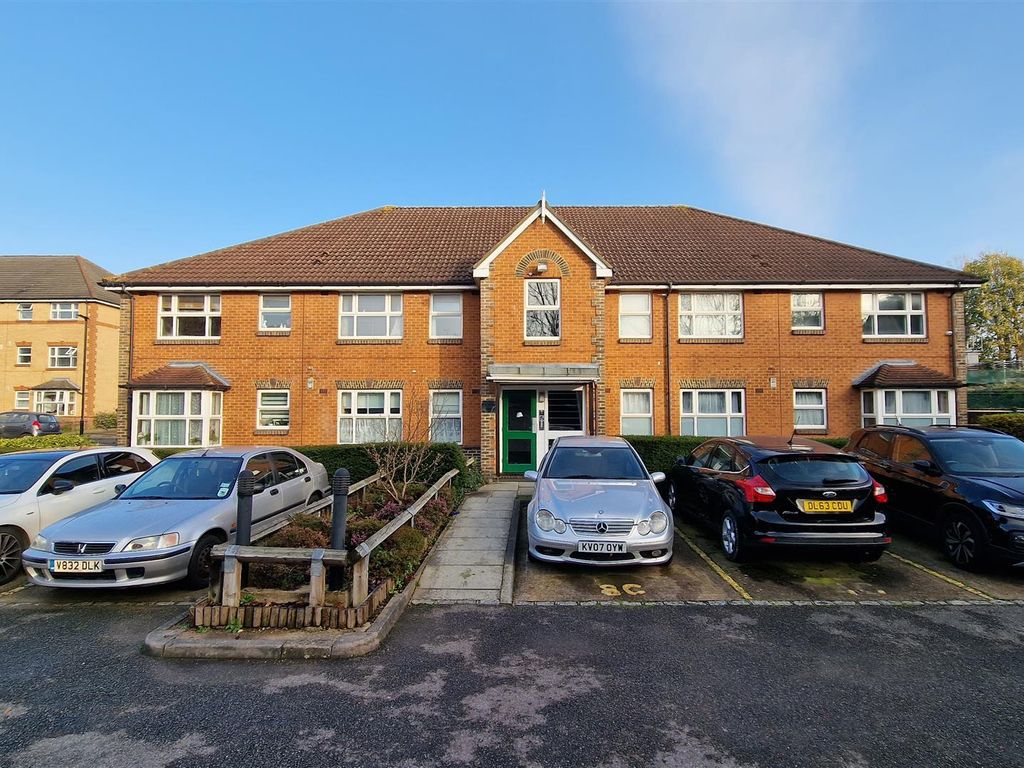 2 bed flat to rent in Clover House, Taylor Close, Hounslow TW3, £1,600