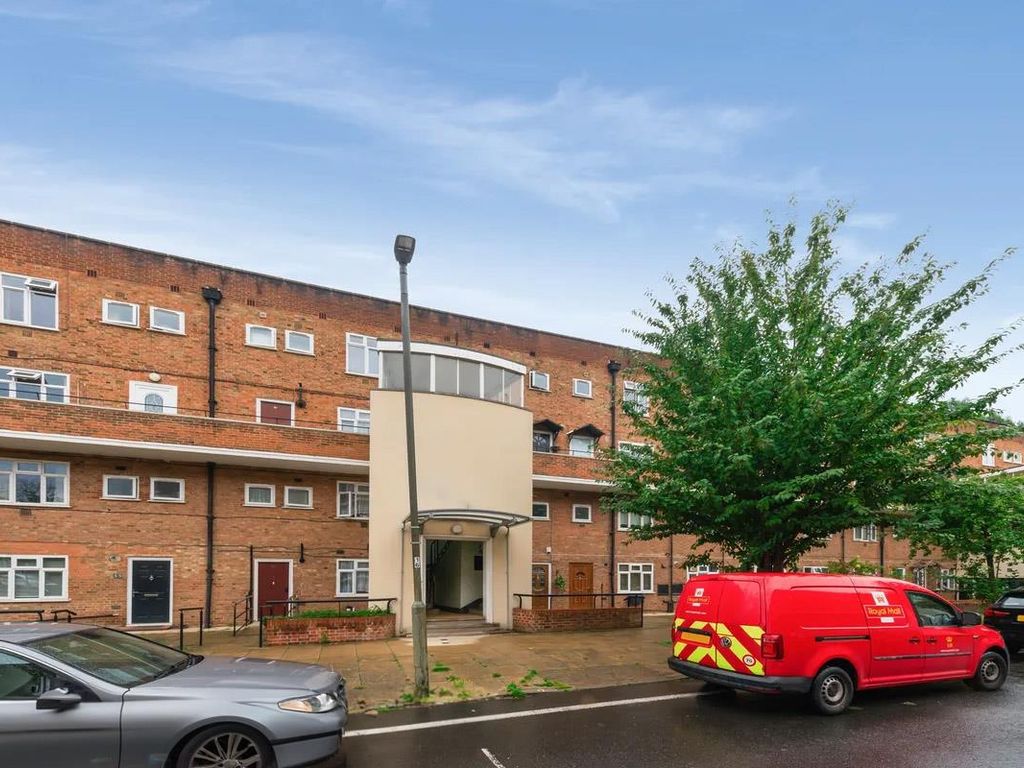 2 bed flat to rent in Frensham Drive, Putney Vale, Putney Vale SW15, £