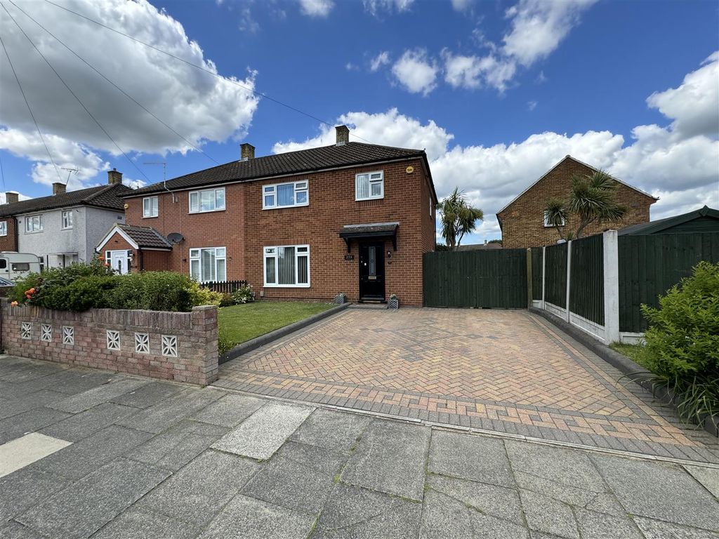 3 bed semidetached house for sale in Broxburn Drive, South Ockendon