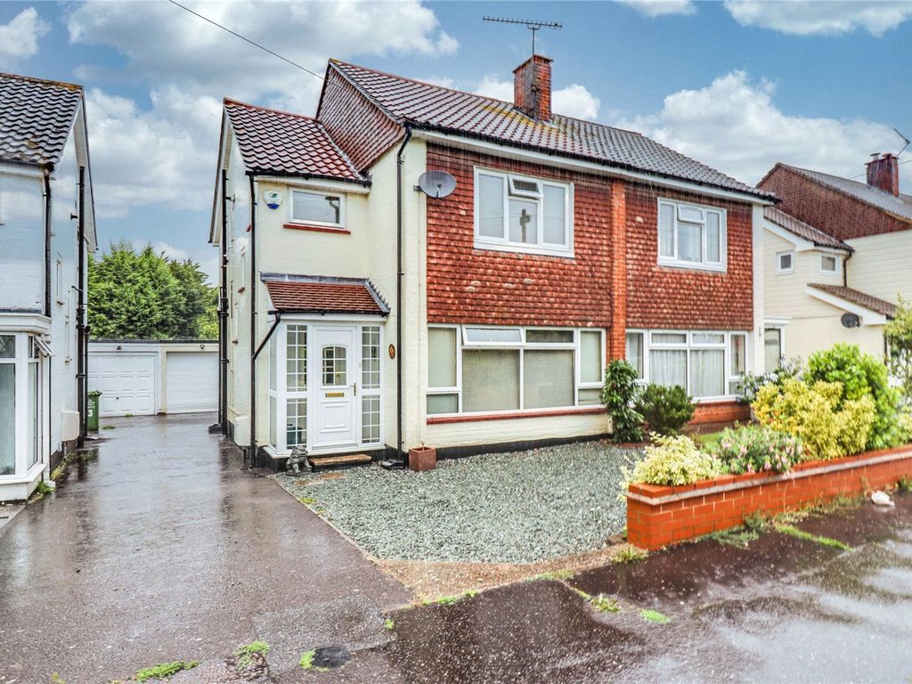 2 bed semidetached house to rent in Hunts Mead, Billericay CM12, £