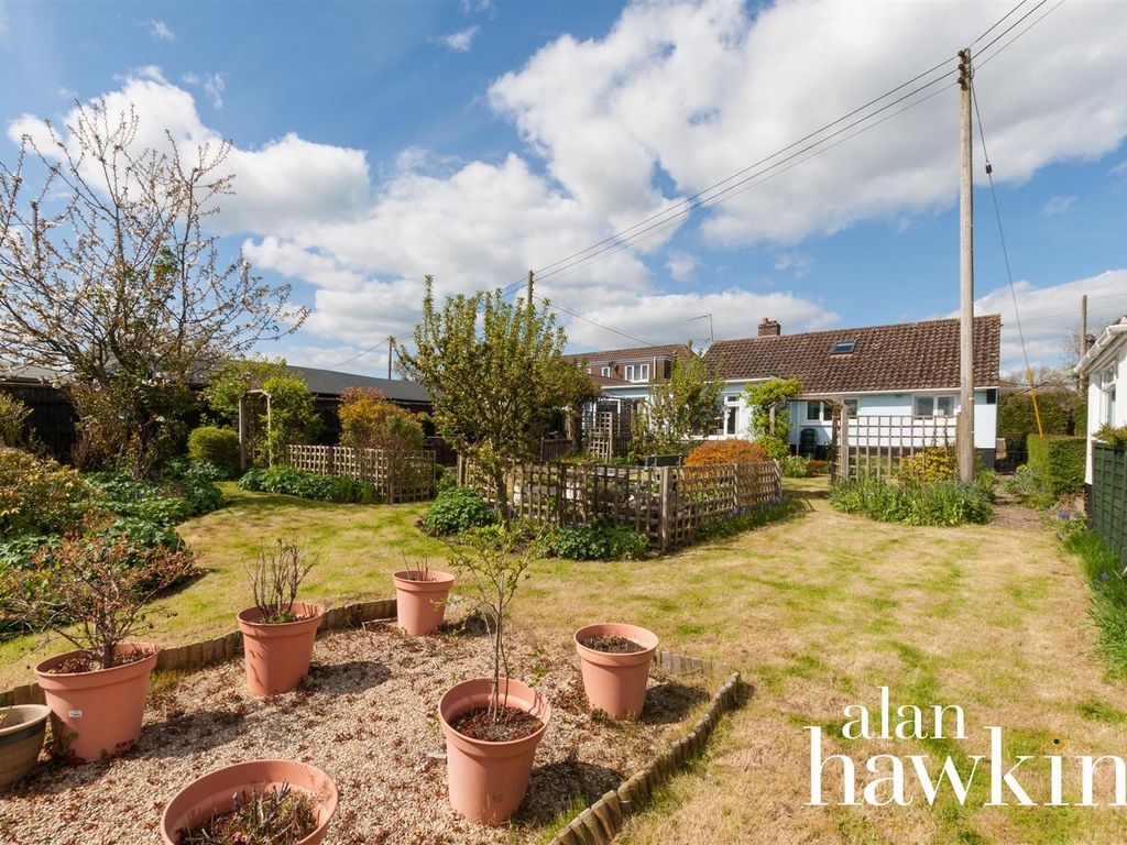 2 bed detached bungalow for sale in Windsor Close, Hook, Swindon SN4, £