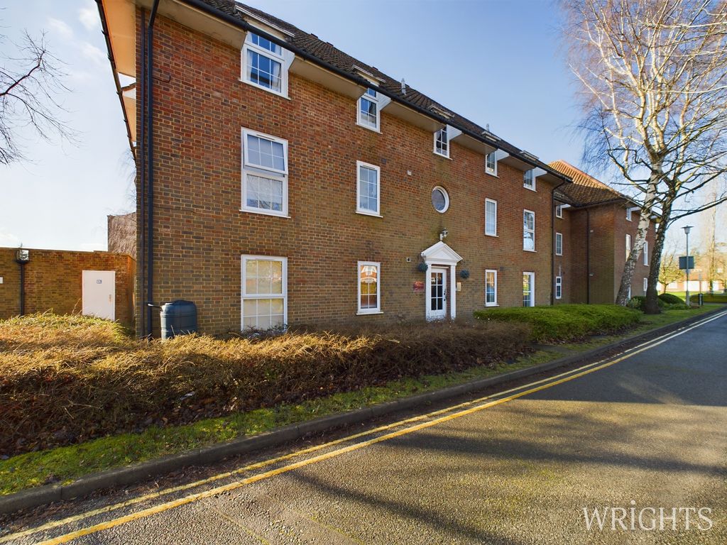 1 bed flat to rent in The Cloisters, Welwyn Garden City AL8, £1,150 pcm