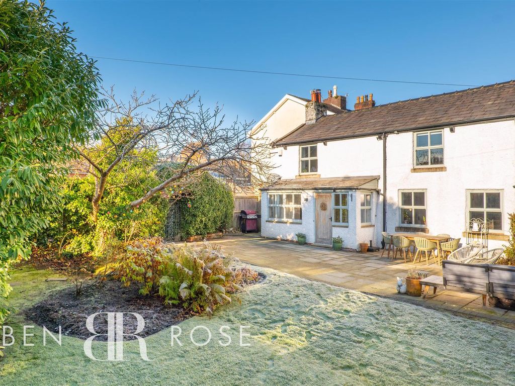 3 bed semidetached house for sale in Preston Road, ClaytonLeWoods
