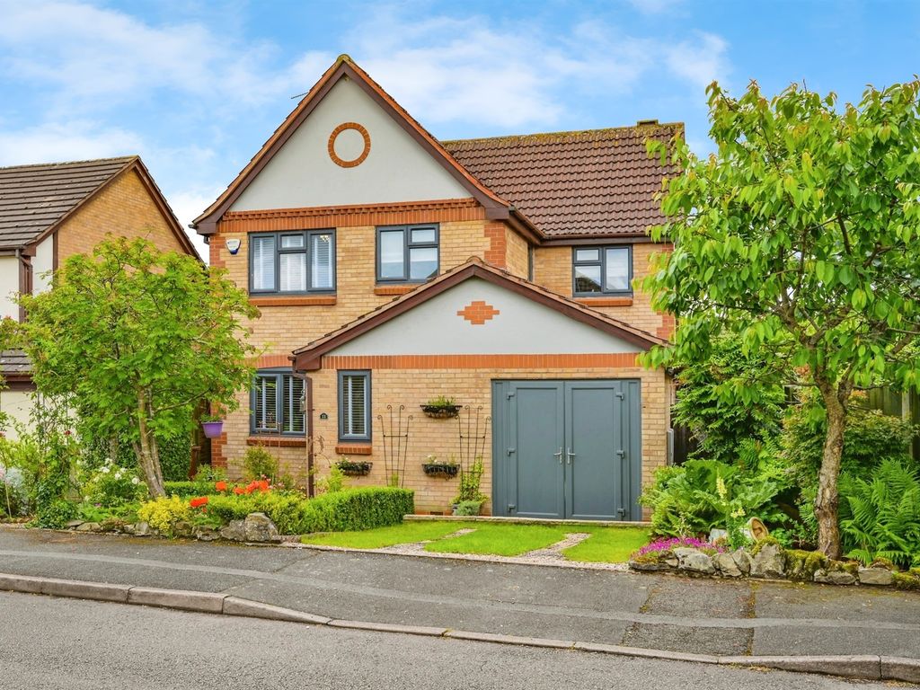 4 bed detached house for sale in Blounts Drive, Uttoxeter ST14, £