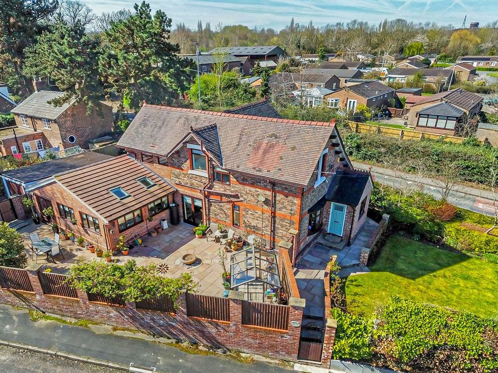 4 bed detached house for sale in Chester Road, Preston Brook, Runcorn