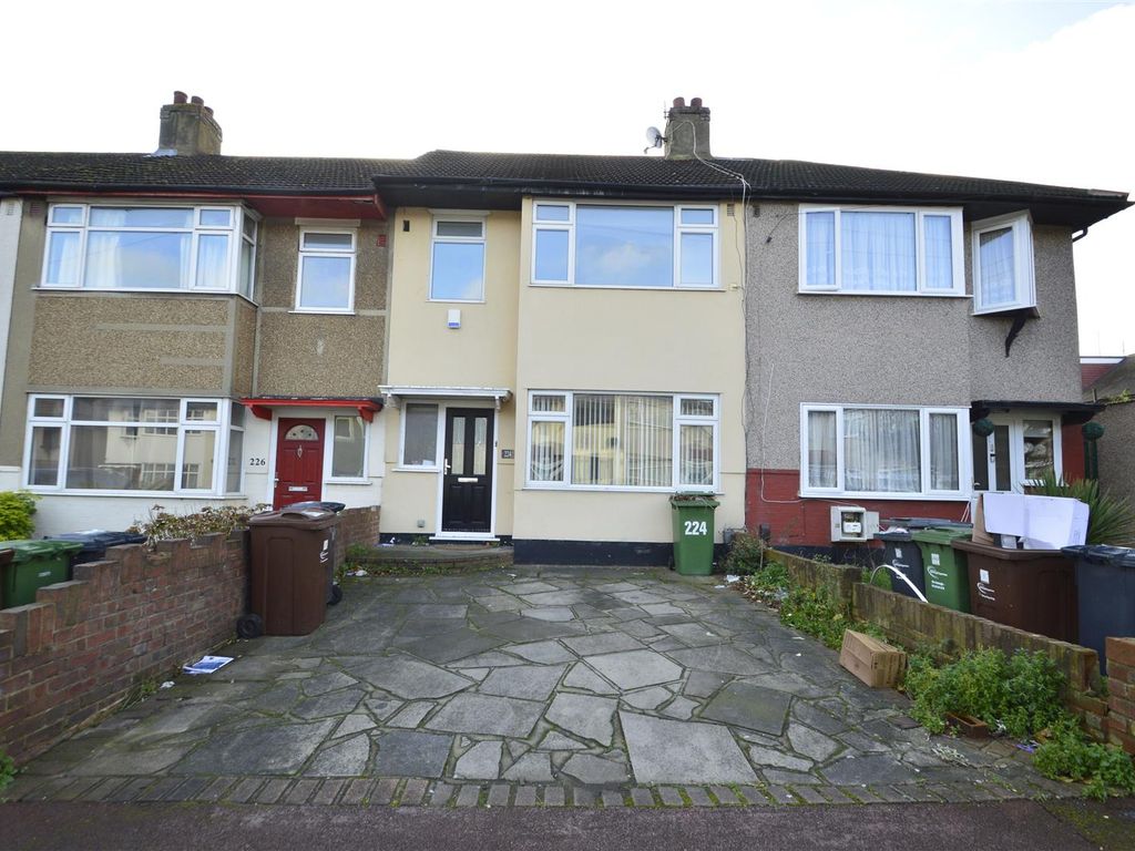 3 bed terraced house to rent in Western Avenue, Dagenham RM10, £2,000