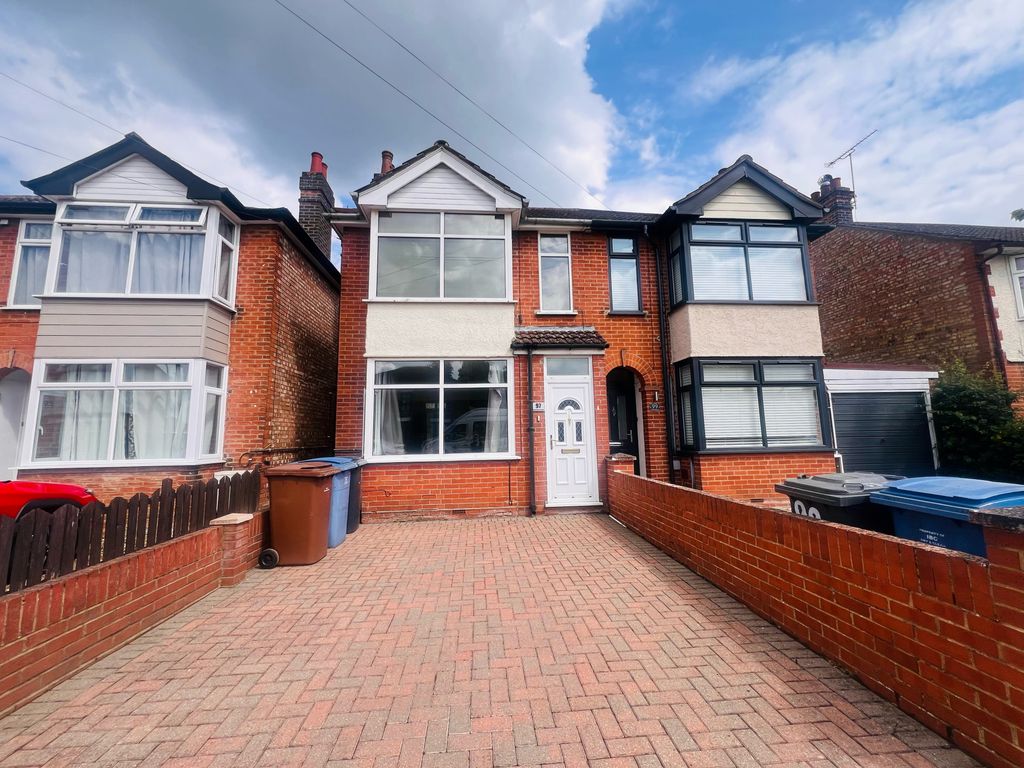 3 bed semidetached house to rent in Parliament Road, Ipswich IP4, £