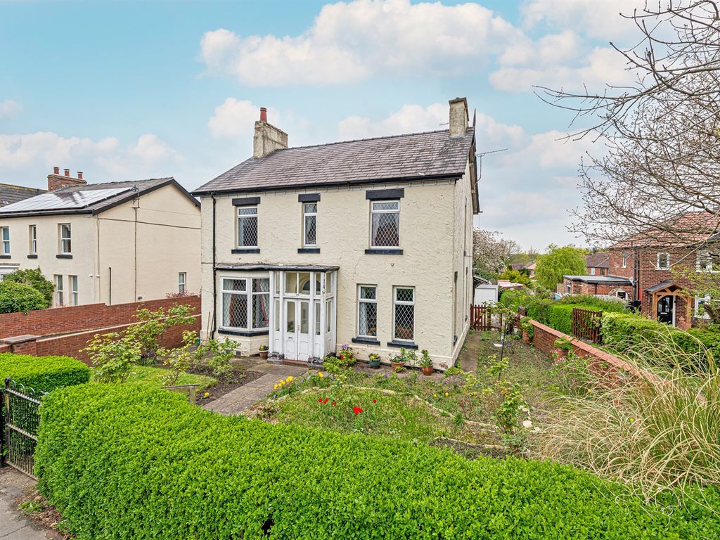 5 bed detached house for sale in Chester Road, Helsby, Frodsham WA6