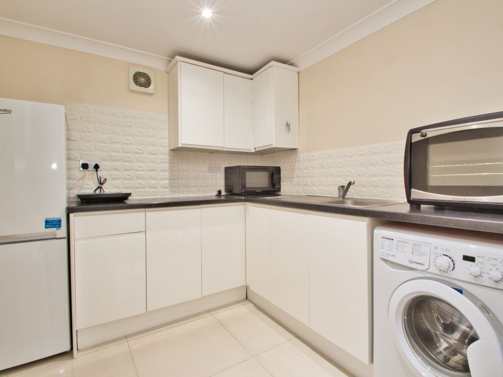 1 bed semidetached house to rent in Rosemary Avenue, Hounslow TW4, £