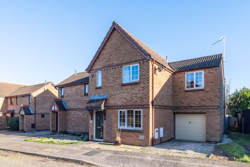 3 bed semidetached house for sale in Fontwell Drive, Bletchley, Milton