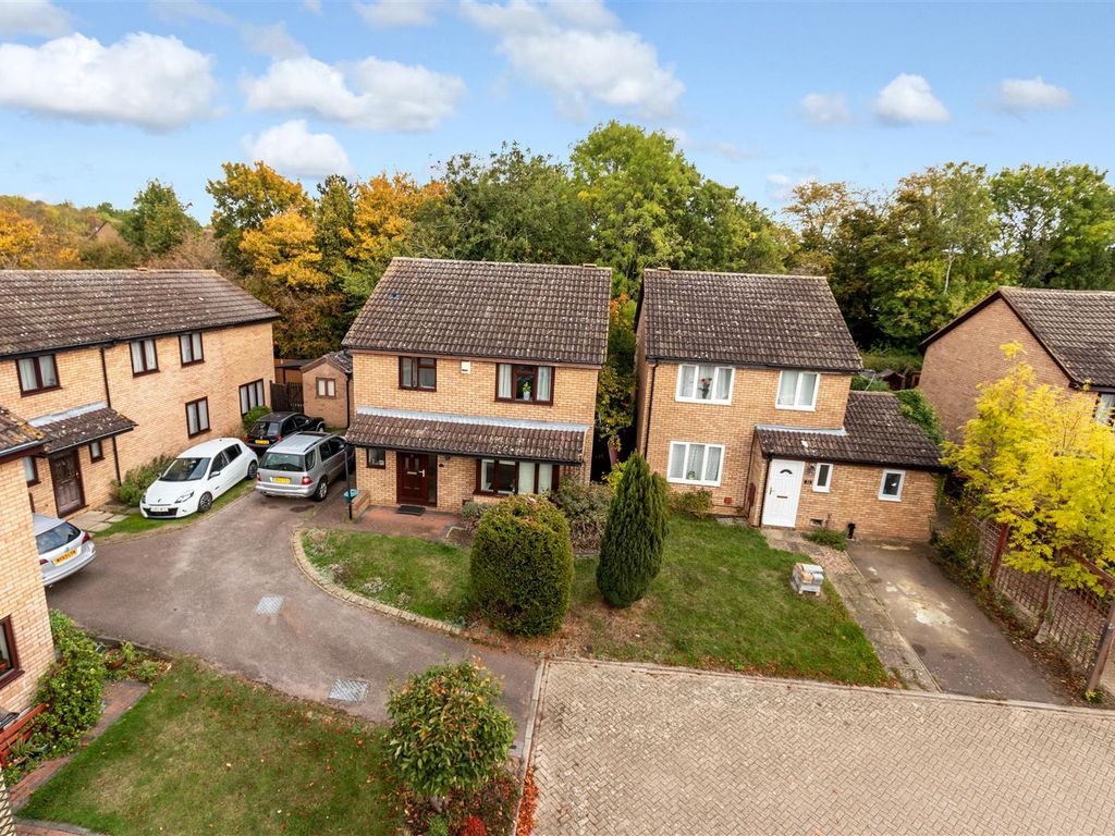 3 bed detached house for sale in Stokenchurch Place, Bradwell Common