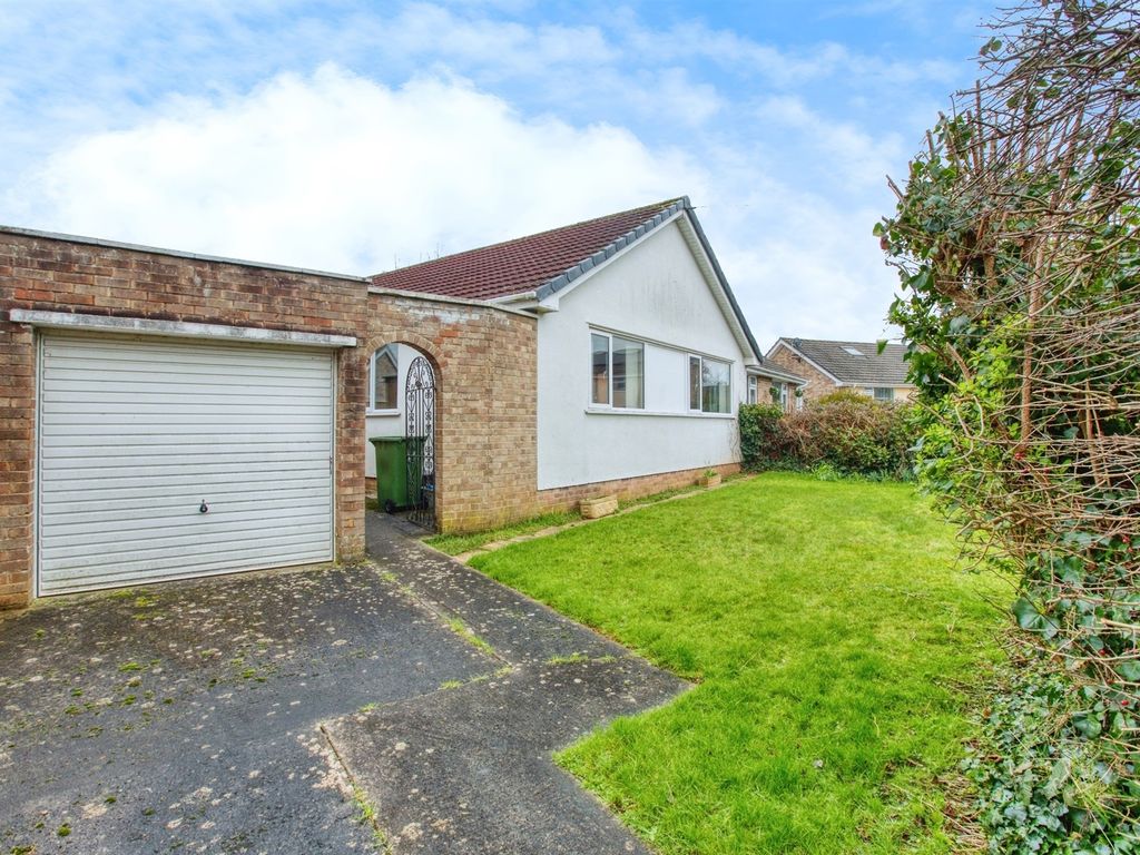 3 bed semidetached bungalow for sale in St. Cuthbert Avenue, Wells BA5