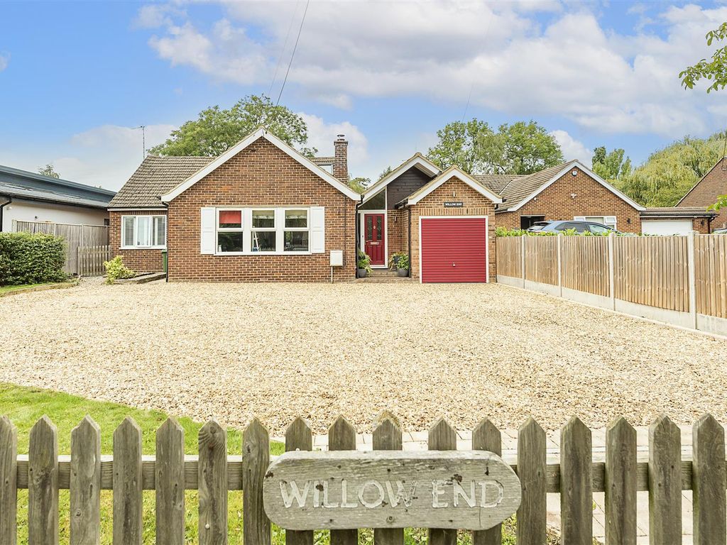 4 bed detached bungalow for sale in Chapel Lane, Long Marston, Tring