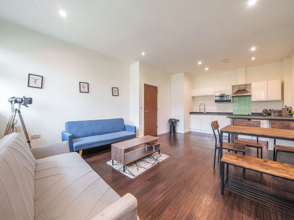 2 bed flat to rent in Bath Road, Harlington, Hayes UB3, £1,800 pcm Zoopla