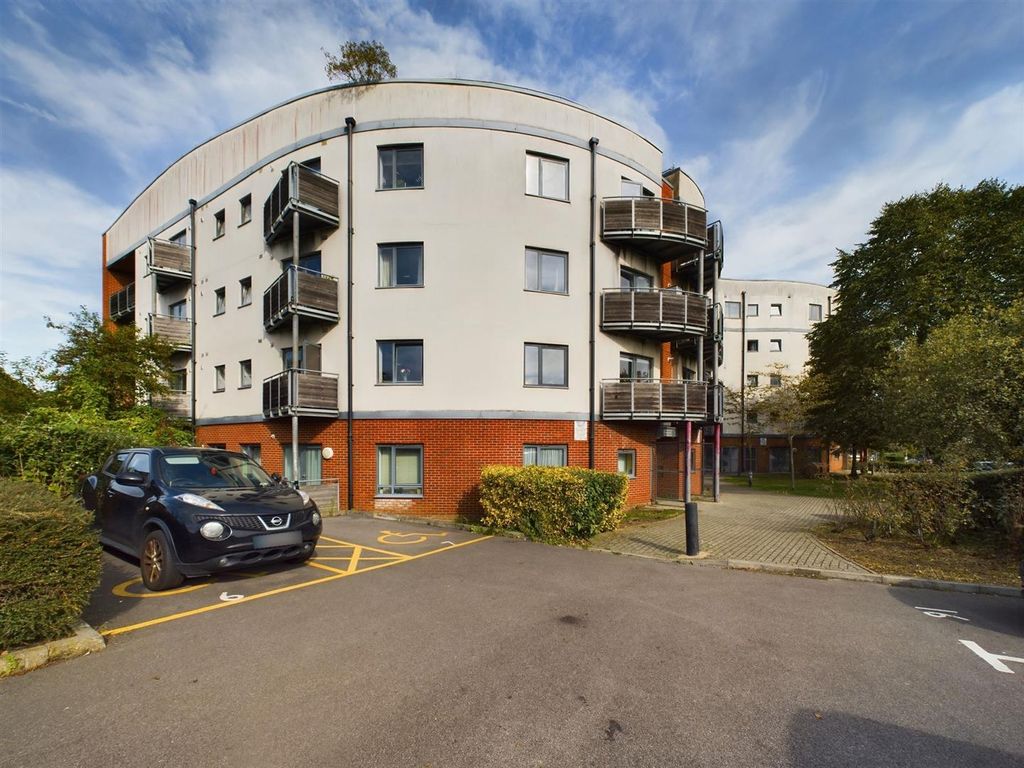 2 bed flat to rent in Mayfield Road, Hersham, WaltonOnThames KT12, £