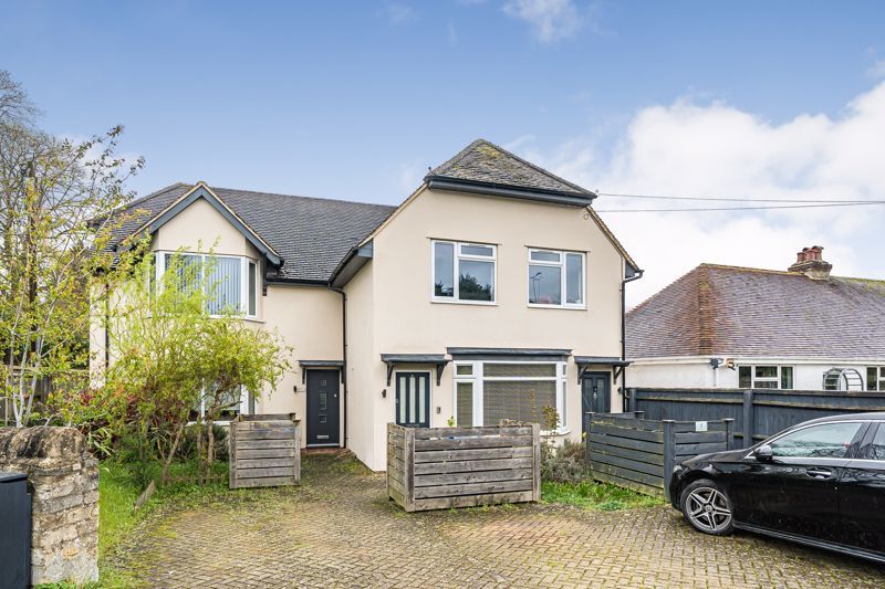 2 bed flat for sale in Woodstock Road East, Begbroke, Kidlington OX5, £