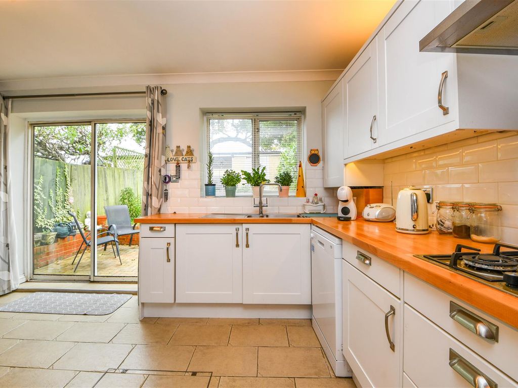 3 bed terraced house for sale in Daneland, East EN4, £600,000