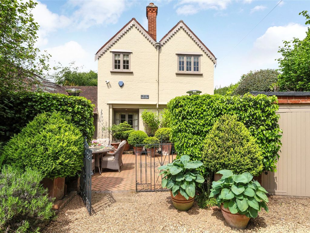 4 Bed Detached House For Sale In Leigh Hill Road Cobham Surrey Kt11