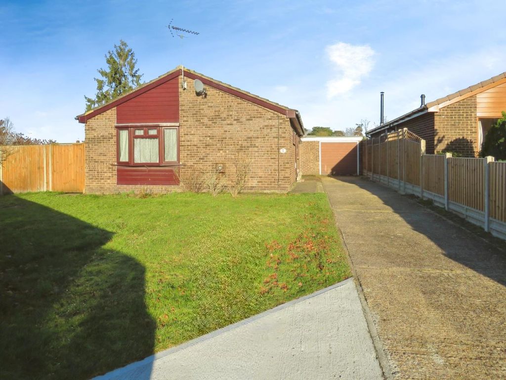 3 bed detached bungalow for sale in Stuart Close, Brandon IP27, £