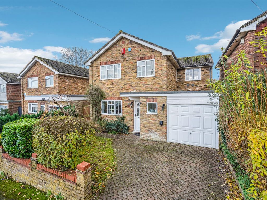 4 bed detached house to rent in Close, High HP12, £2,500