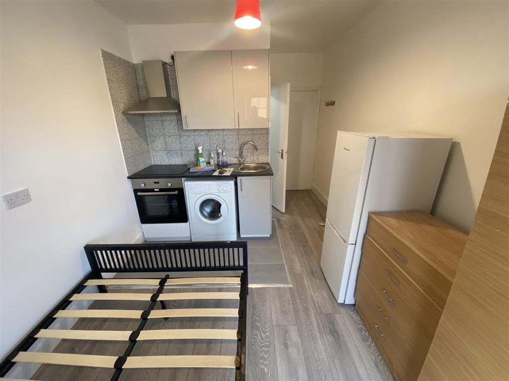 Studio to rent in Palmers Green, Green Lanes N13, £750 pcm Zoopla