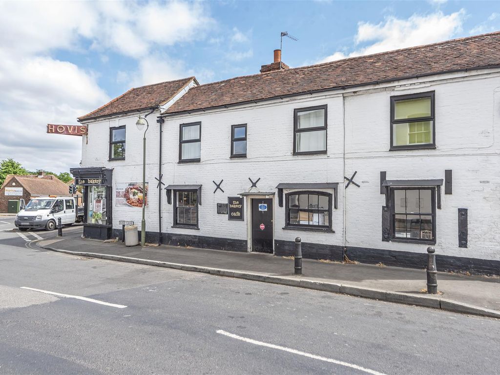 2 bed flat to rent in Rose Lane, Ripley, Woking GU23, £1,250 pcm Zoopla