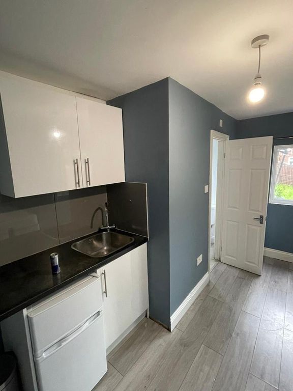 1 bed flat to rent in Parkfield Drive, Northolt UB5, £995 pcm Zoopla