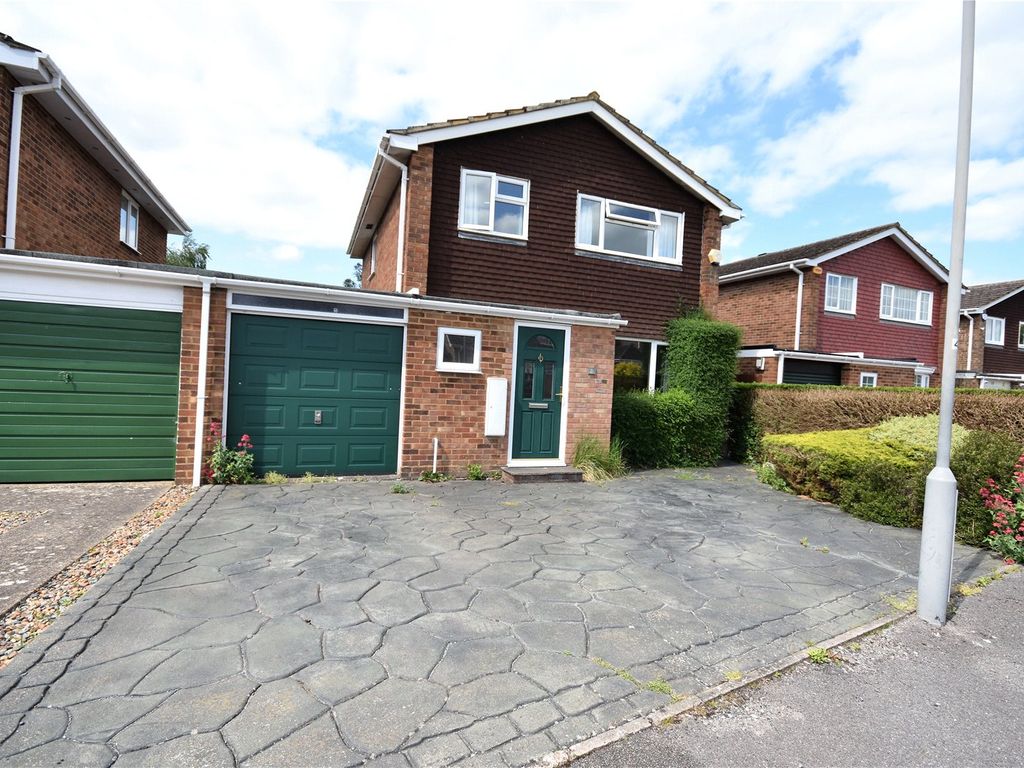3 bed detached house to rent in Oulton Close, Aylesbury