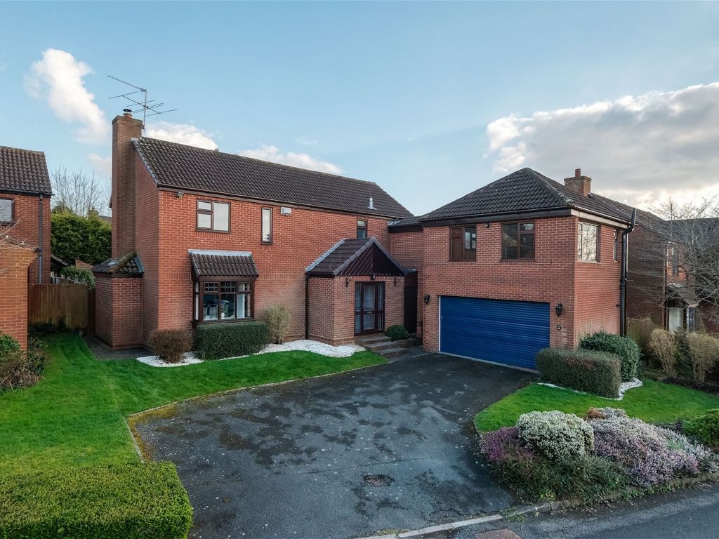 5 bed detached house for sale in Brookfield Close, Hunt End, Redditch