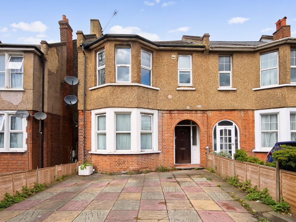 3 bed flat to rent in Pinner Road, Harrow, Greater London HA1, £2,050